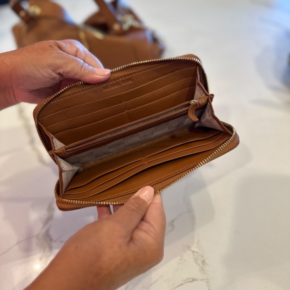 Michael Kors Moxley Tan Leather handbag with Matching Zip around wallet - Picture 3 of 3